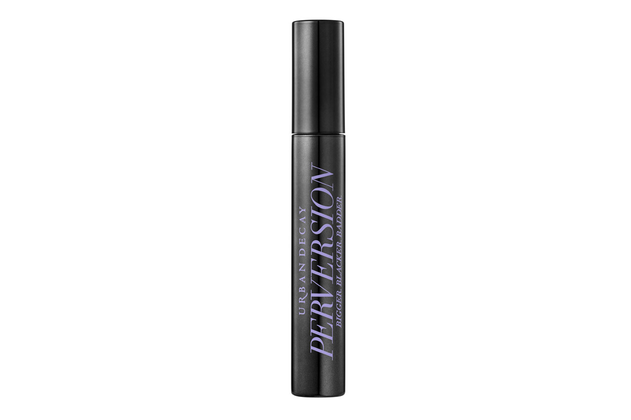 Occhi in evidenza grazie al Perversion Mascara di Urban Decay con uno spazzolino extra volumizzante