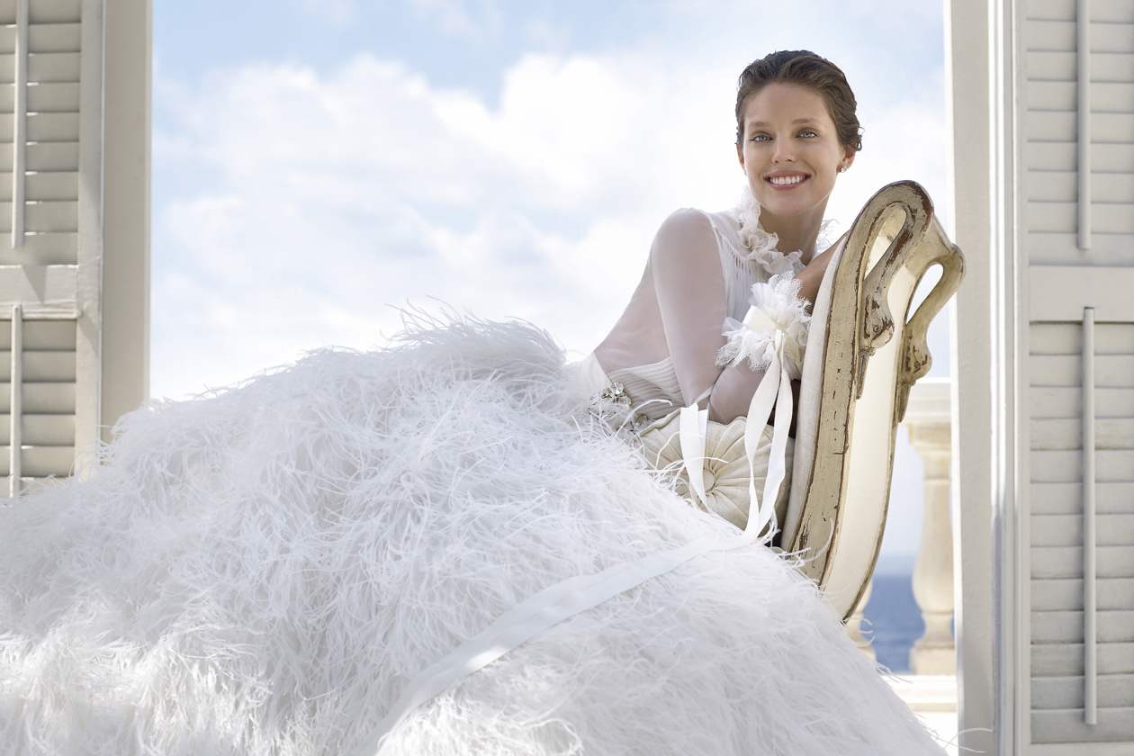 La campagna 2015 di Pronovias con Emily Didonato