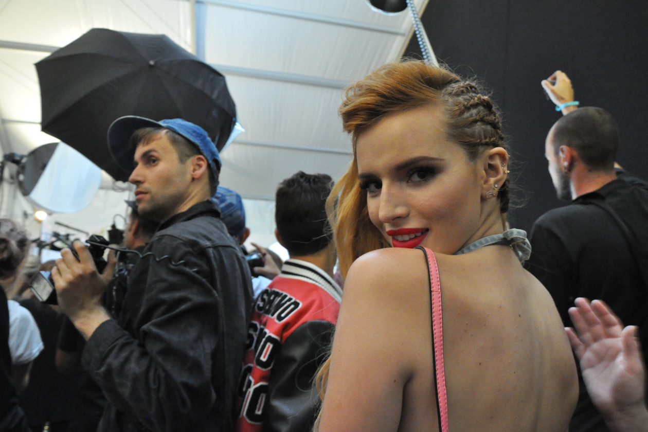 Sorpresa! L’attrice Bella Thorne nel backstage di Moschino