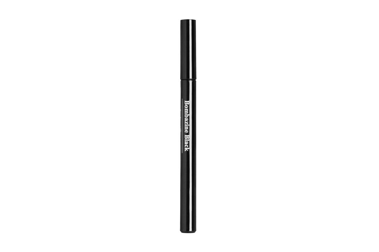 Sugli occhi disegnate una linea nera con l’Eye Marker Bombazine Black di &Other Stories