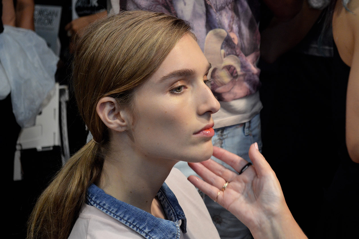 Sulle labbra un leggero rossetto sui toni dell’arancione: è il Bang On Red di MAC Cosmetics della Lip and Cheek Palette che uscirà la prossima primavera