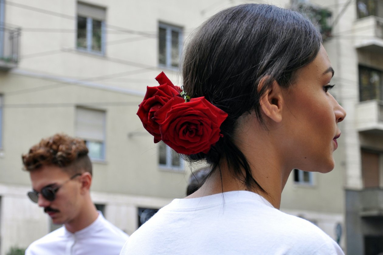 UNA ROSA TRA I CAPELLI