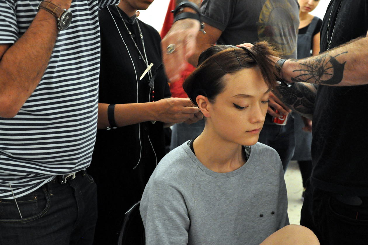 Yumi Lambert durante l’hair styling