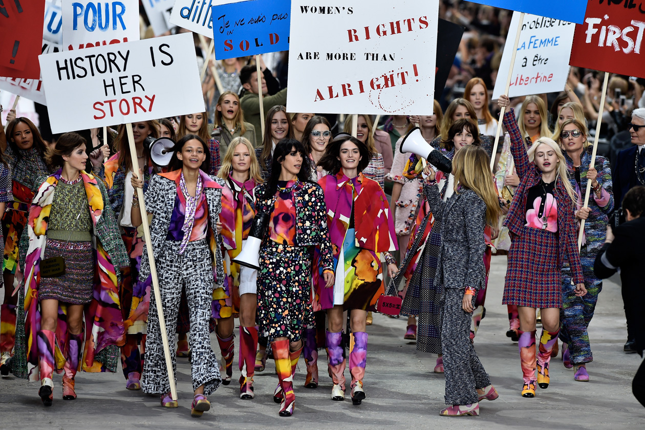 Chanel PE 2015: protesta femminista in passerella