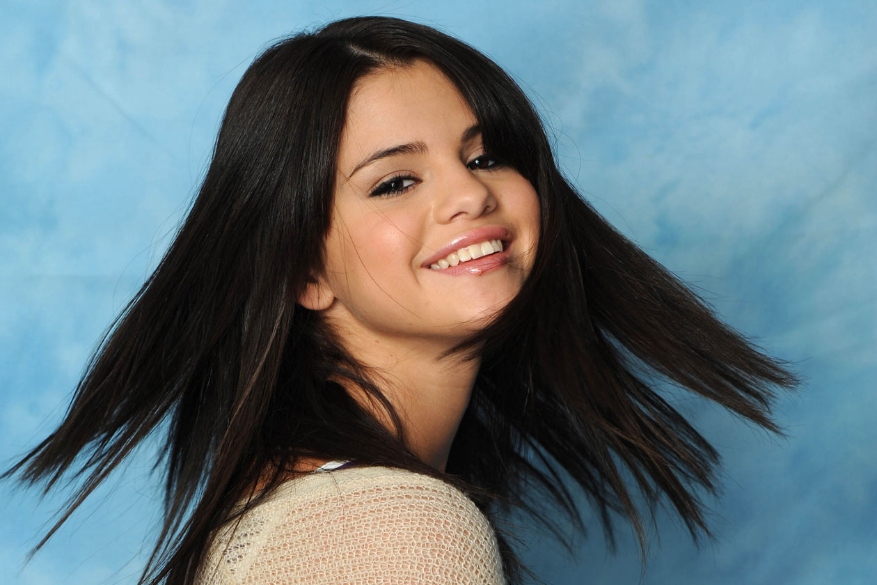 selena gomez, beauty look, capelli, frangia