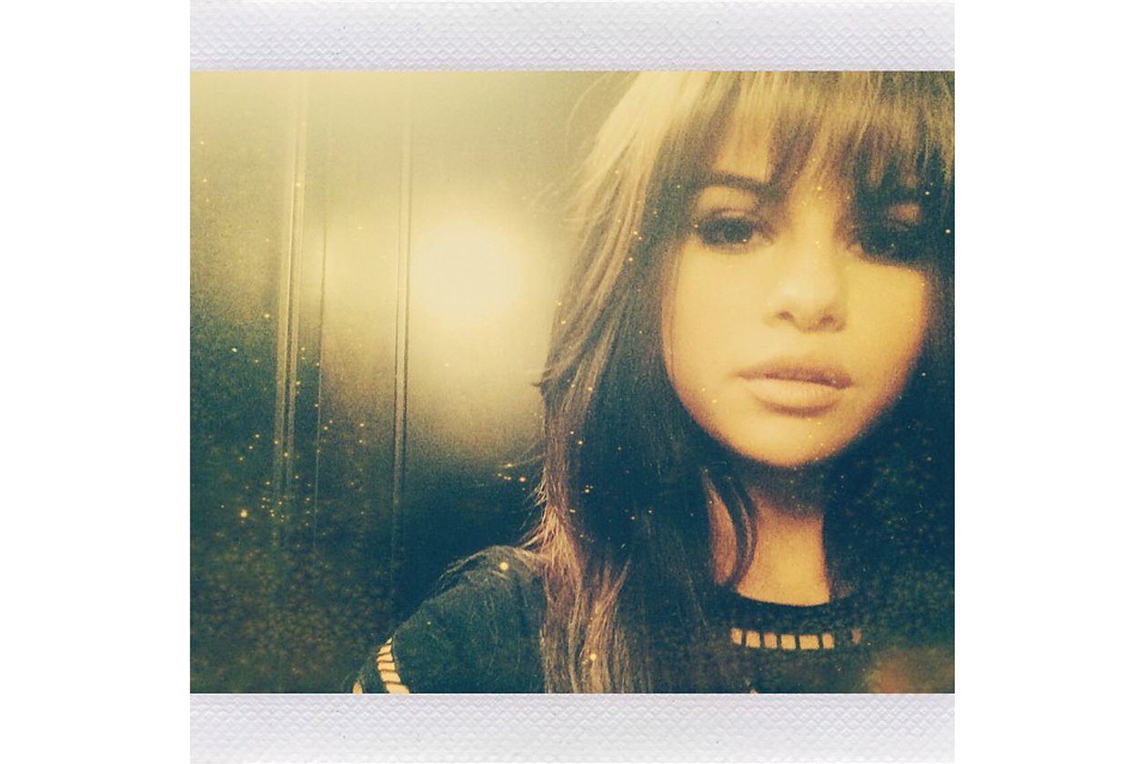 selena gomez. beauty look, capelli, frangia