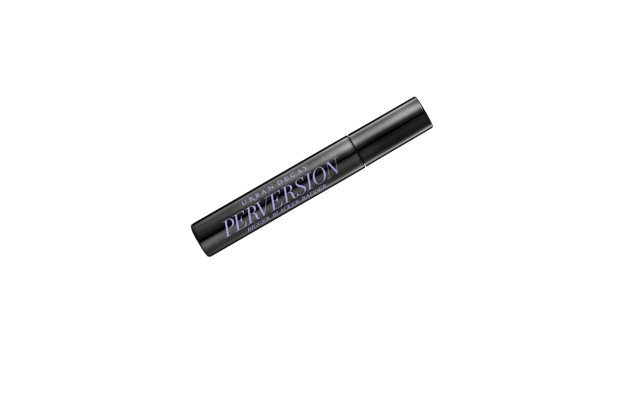 Beauty Sky Ferreira beauty look Urban Decay perversion mascara alt1