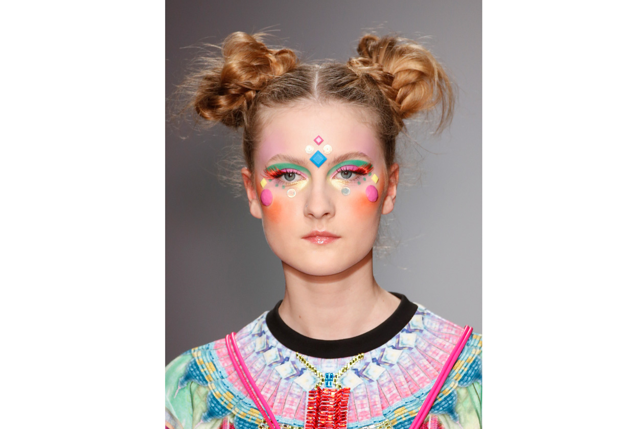 Liquido è proposto solitamente in confezioni di vetro, come accade per la tinta per guance. Disponibile in diversi colori, il più comune è sui toni del rosso/fucsia (Manish Arora)