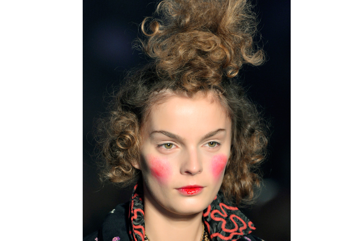 Scolpire i lineamenti, ritoccare il colorito delle gote, armonizzare il tutto con un rossetto, sono le tre fasi del make-up perfetto anche per l’Autunno/Inverno (Viviene Westwood)