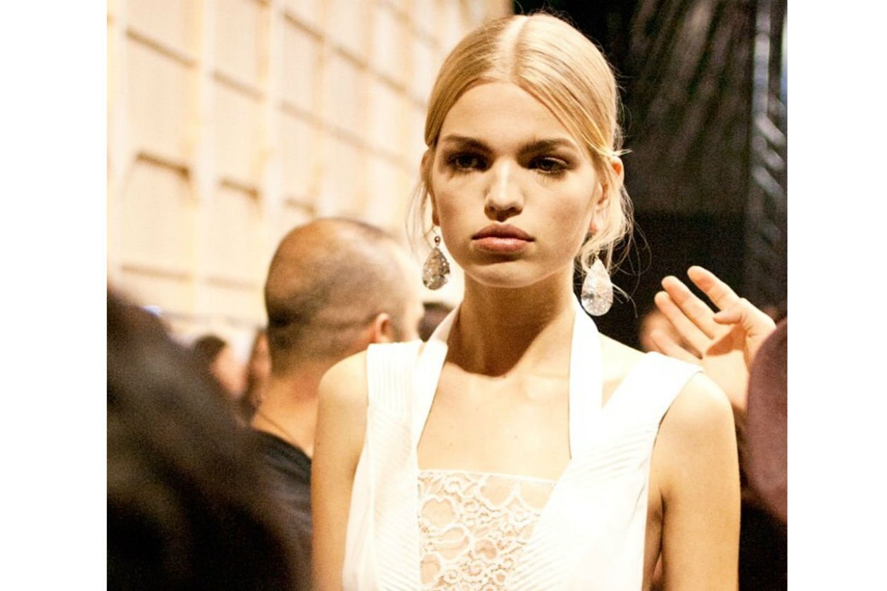 Chignon très chic nel backstage di Nina Ricci (nella foto: Daphne Groeneveld)