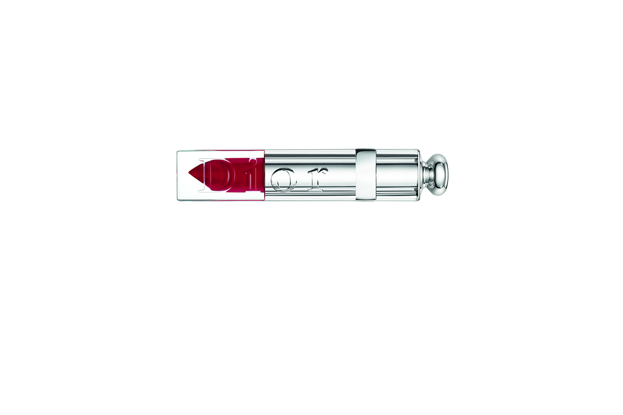 Dior Addict Fluid Lipstick IN Vie d’Enfer 869 unisce il colore e tenuta di un rossetto classico alla brillantezza di un gloss per una sensazione di confort assoluto