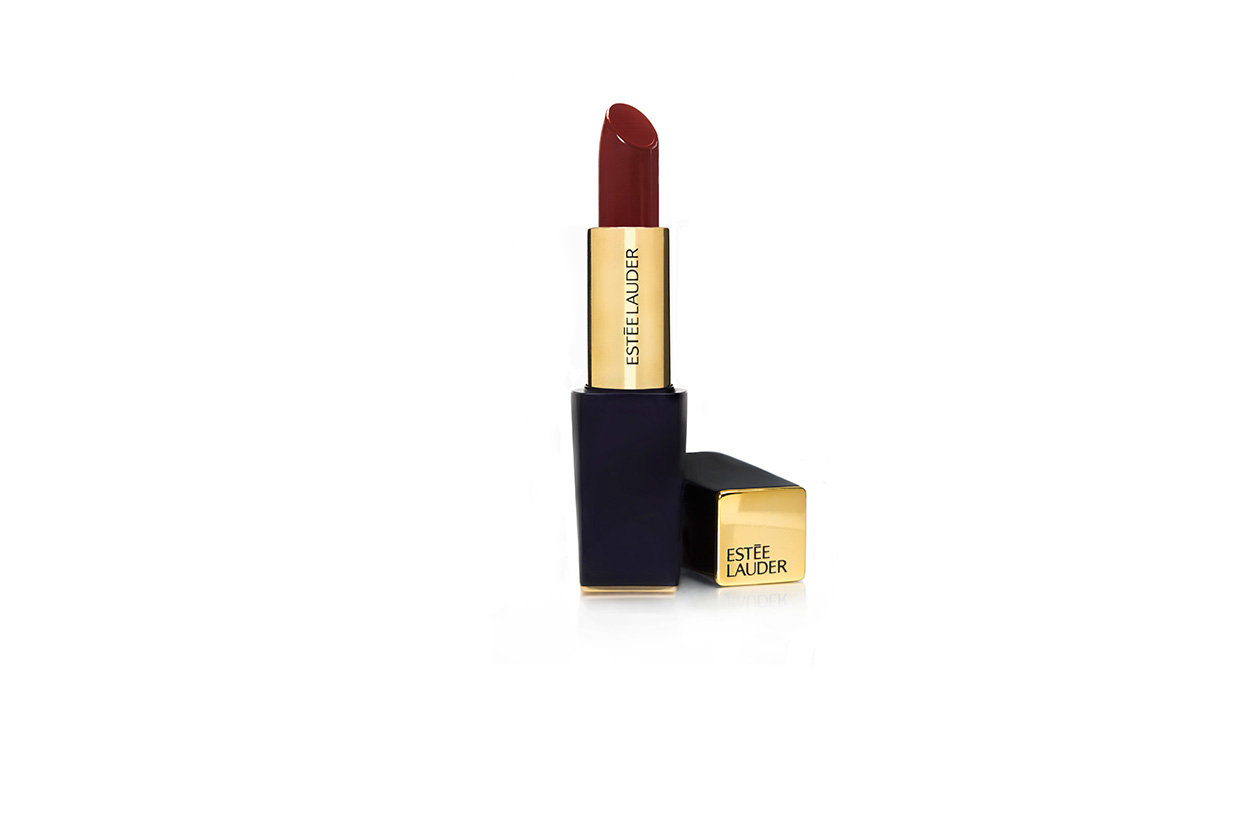 Must have anche il Lips Envy Sculpting Lipstick in Decadent di Estée Lauder, dalla consistenza leggera e sensualmente vellutata