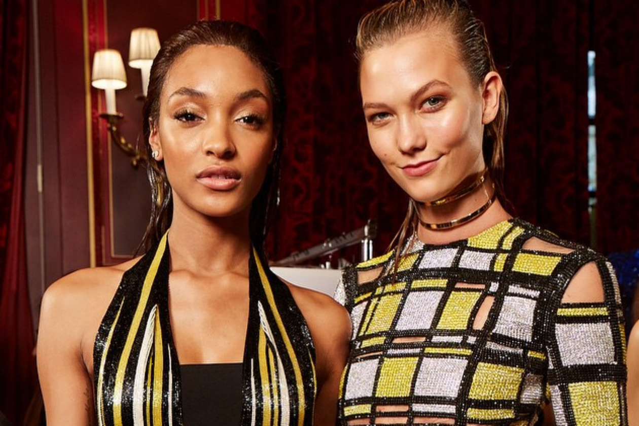 Non manca il finish sleek da sirena, come nel backstage di Balmain (nella foto: Jourdann Dunne e Karlie Kloss)