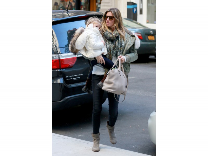 gisele-bundchen-parka-e-borsa-vuitton-olycom