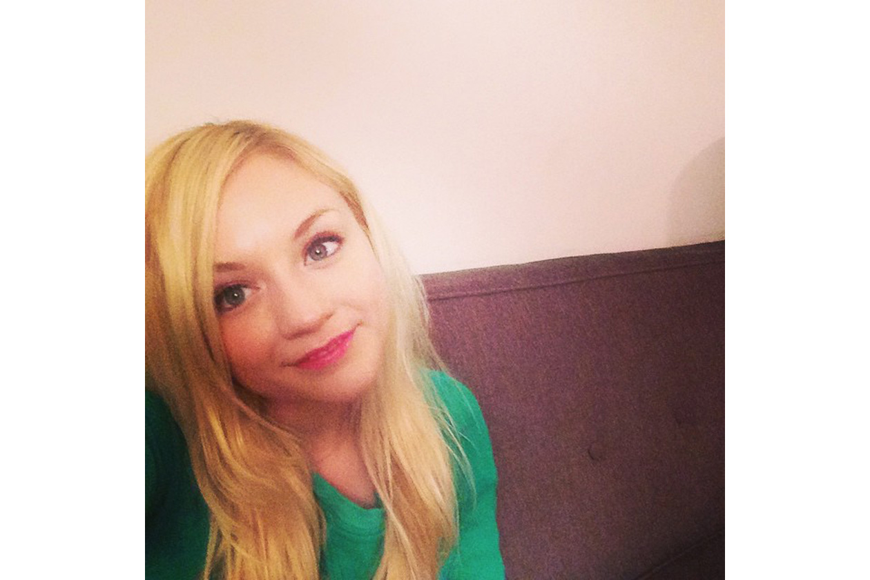 Emily Kinney beauty look: maquillage delicato e fresco