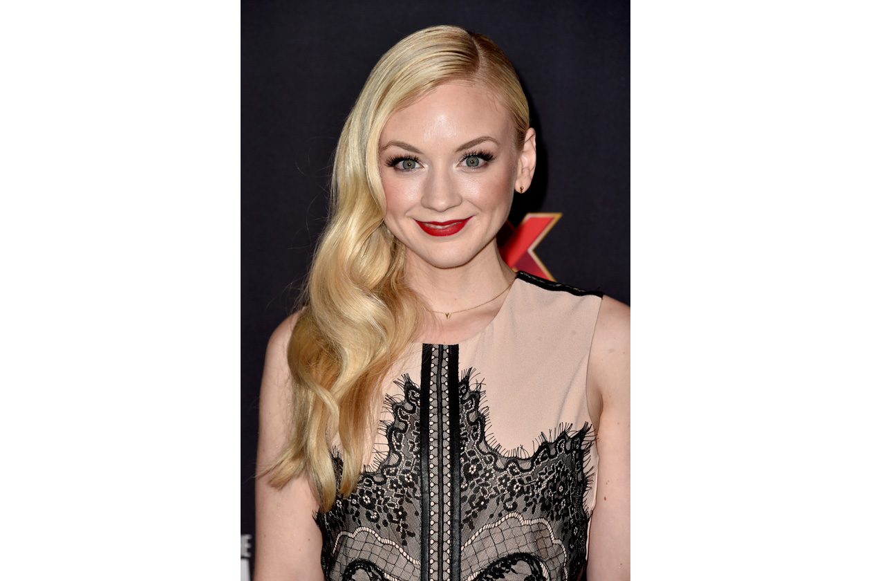 Emily Kinney beauty look: maquillage glamour