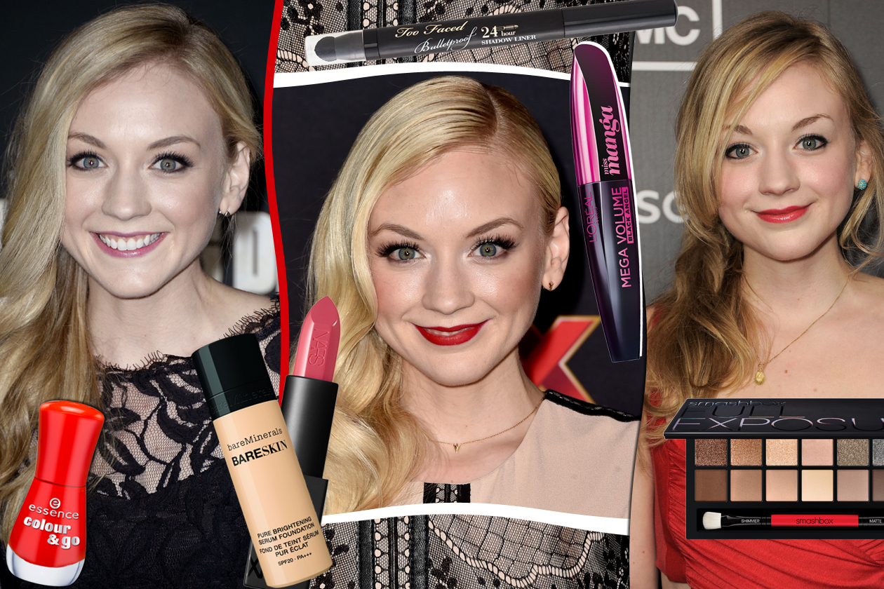 Emily Kinney beauty look: rossetto rosso e smokey eyes nude