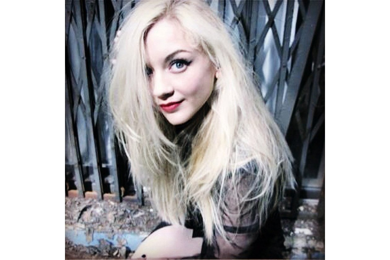 Emily Kinney beauty look: rosso fragola per le labbra