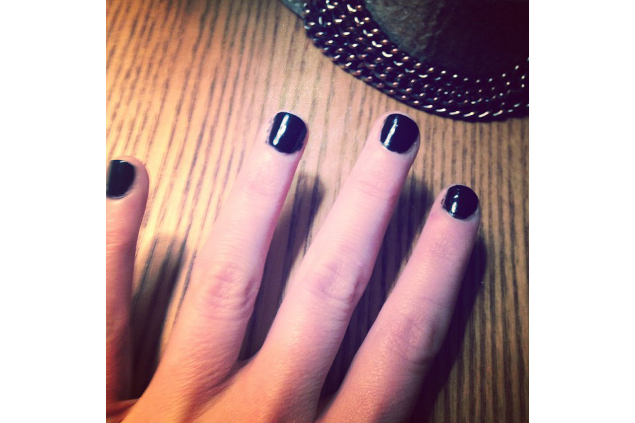 Emily Kinney beauty look: total black per la manicure