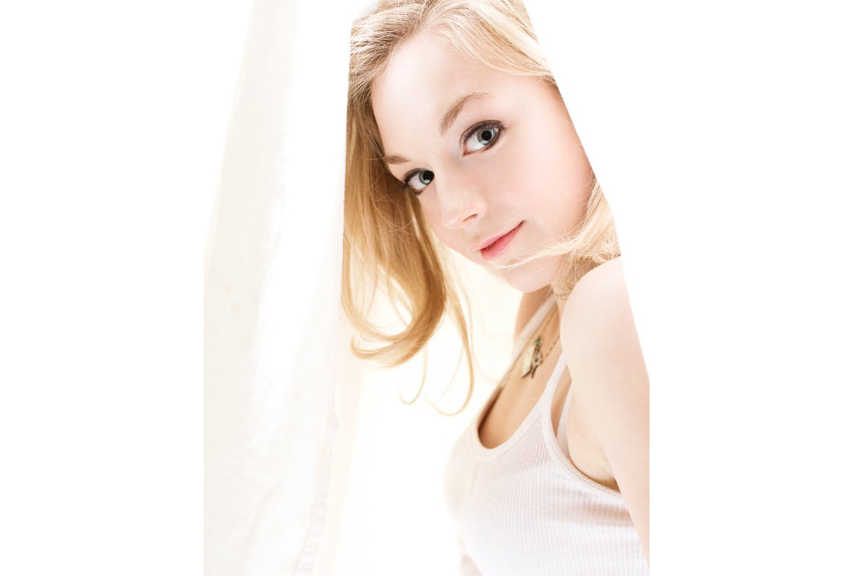 Emily Kinney beauty look: trucco nude delicato