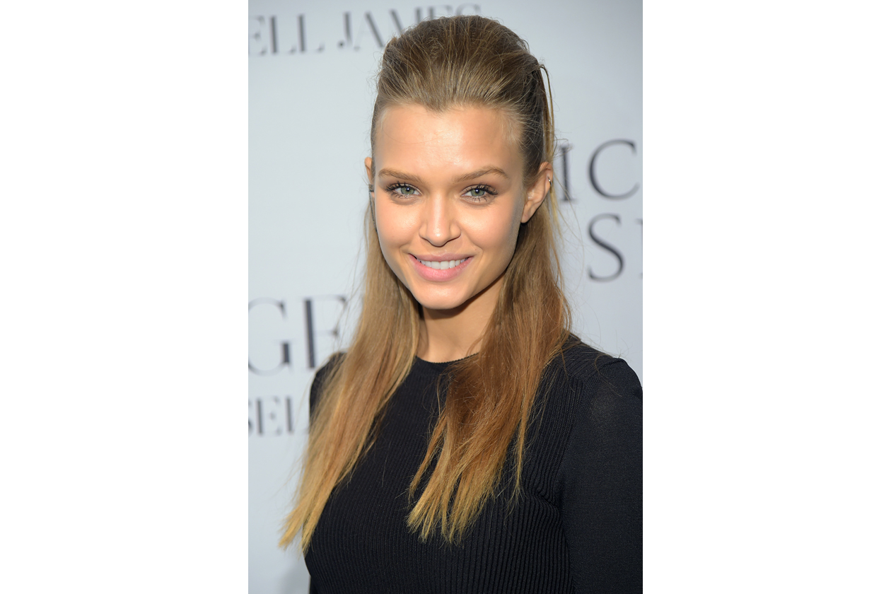 Josephine Skriver capelli: semiraccolto basic