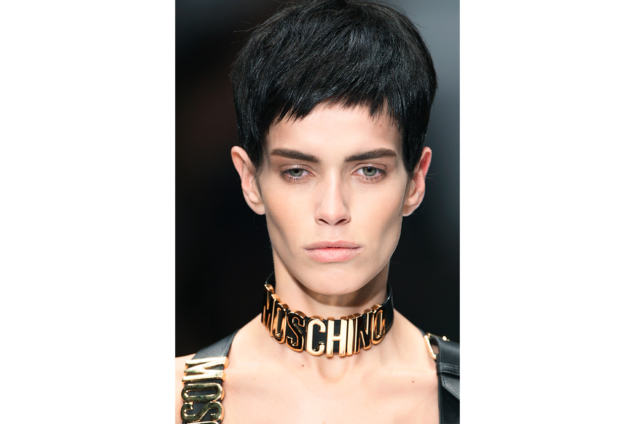 Pixie cut: l’hair look di Moschino