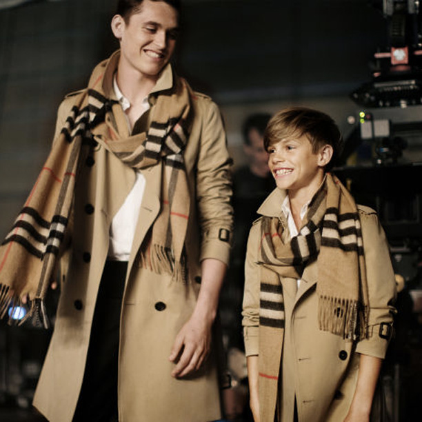 Romeo Beckham star della nuova campagna Burberry