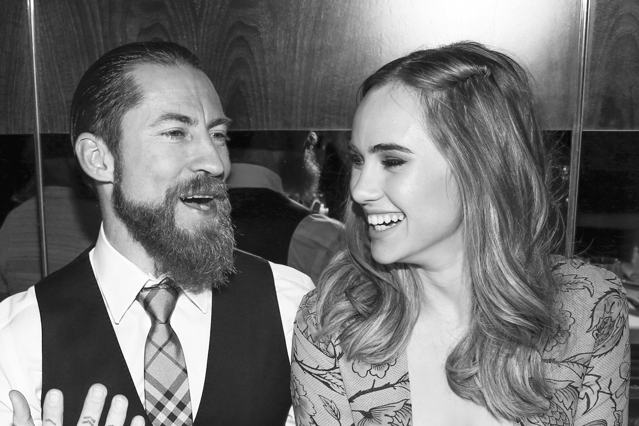 Suki Waterhouse e Burberry a cena con mytheresa.com
