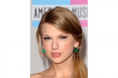 Labbra nude e make up luminoso per Taylor Swift (2011)
