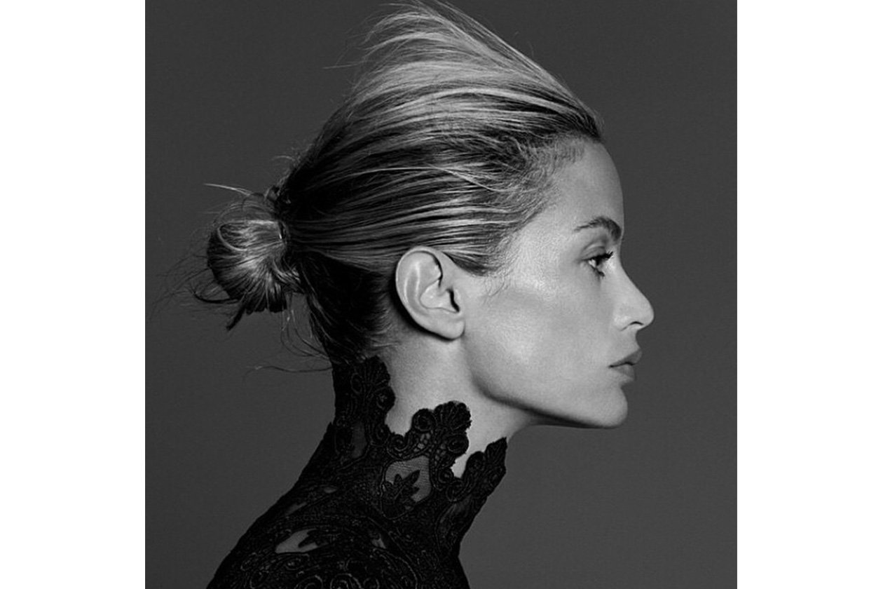 Carolyn Murphy capelli: chignon con ciuffi ribelli