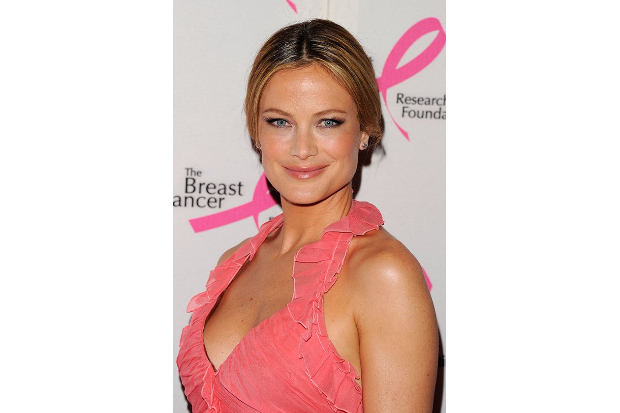 Carolyn Murphy capelli: raccolto con riga centrale