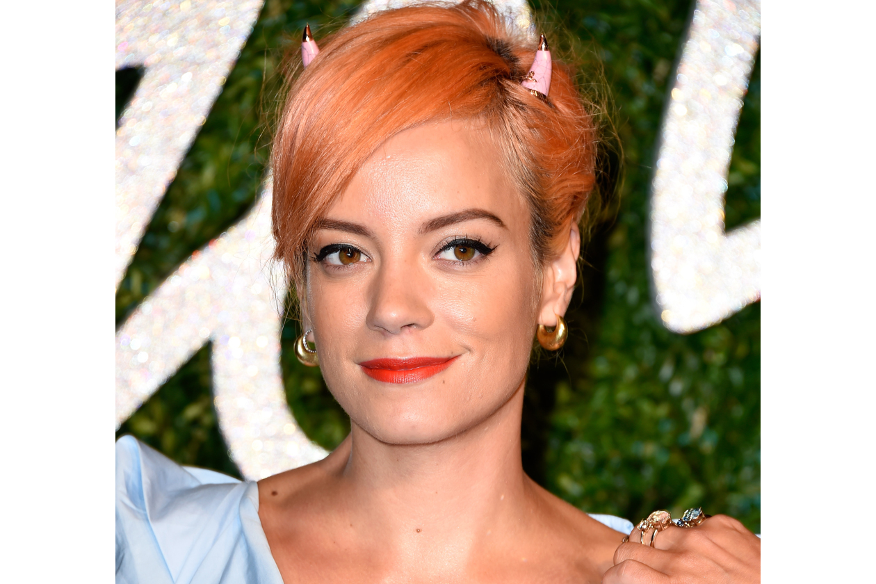 Lily Allen: il corto con un accessorio eccentrico