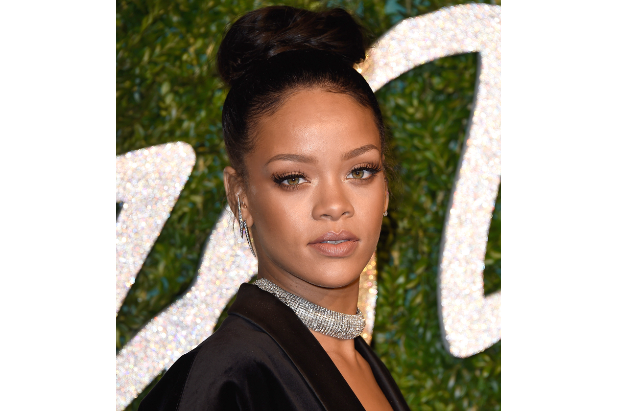 Rihanna: chignon alto