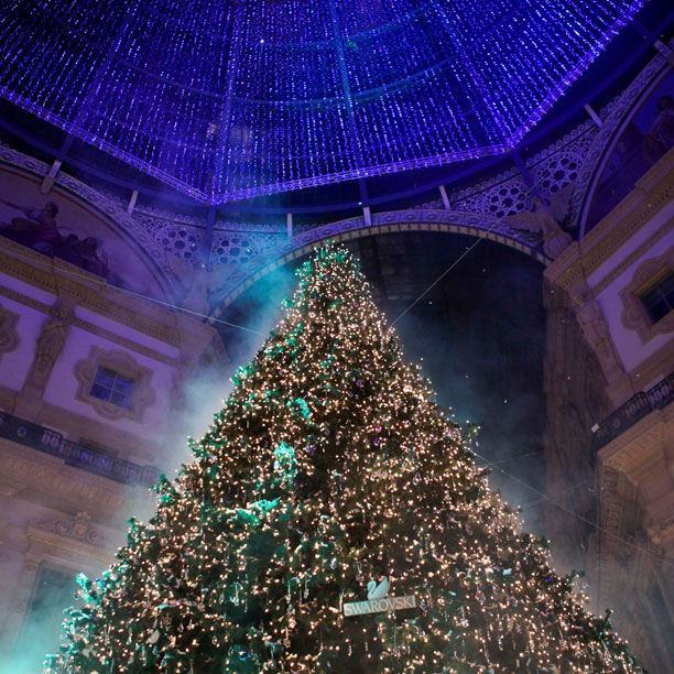 Swarovski accende l’albero di Natale a Milano