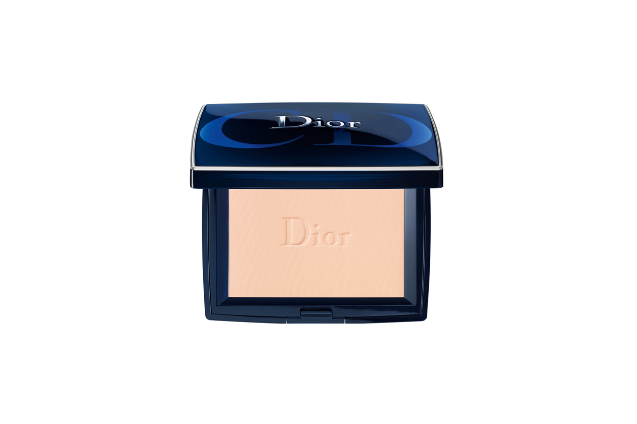 Trucco smokey eyes e camicia bianca: Dior Diorskin Forever Poudre Compacte