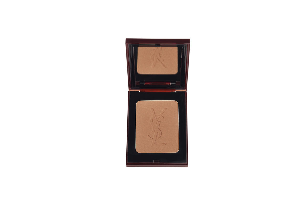 Trucco smokey eyes e camicia bianca: Yves Saint Laurent Terre Saharienne