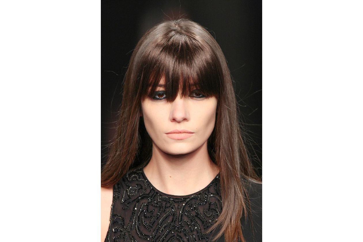 MINIMAL CHIC: L’HAIRCUT LISCIO CON FRANGIA PROPOSTO DA JOHN RICHMOND