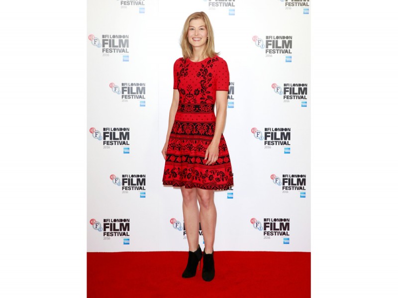 rosamund-pike-abito-rosso