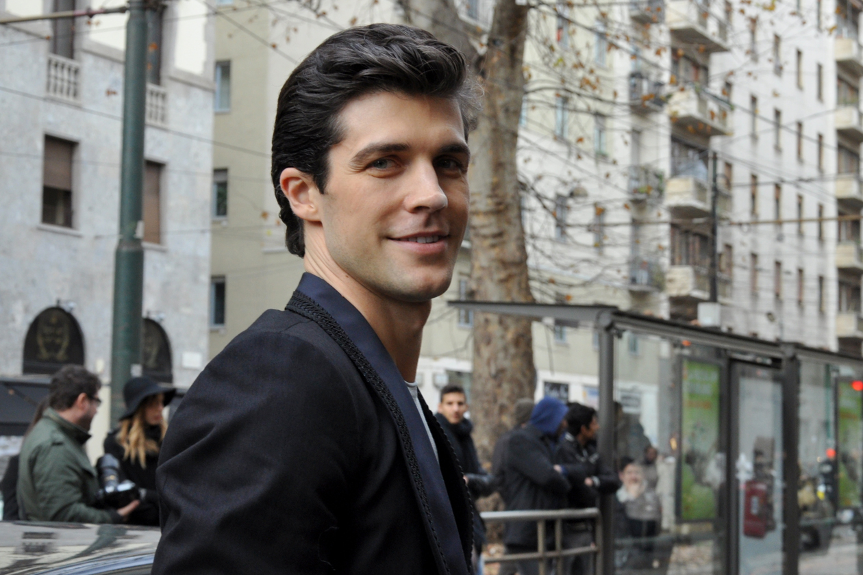 Beauty on the streets: Roberto Bolle e il suo ciuffo rockabilly chic