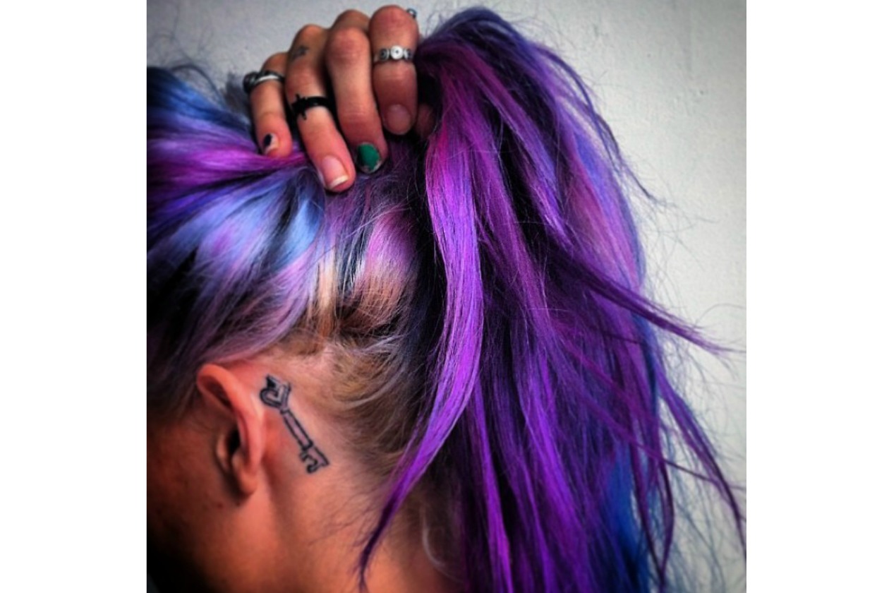 CHLOE NORGAARD: RAINBOW PONYTAIL