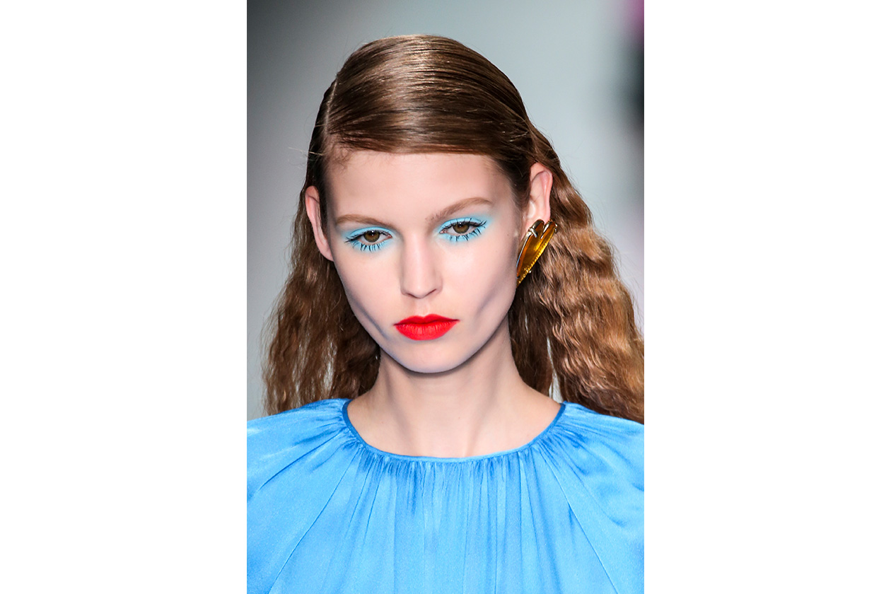 Capelli mossi: look frisé ed effetto sleek per le radici