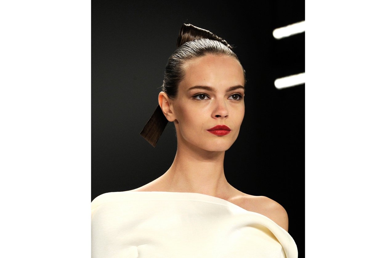 Capelli raccolti: chignon geometrico