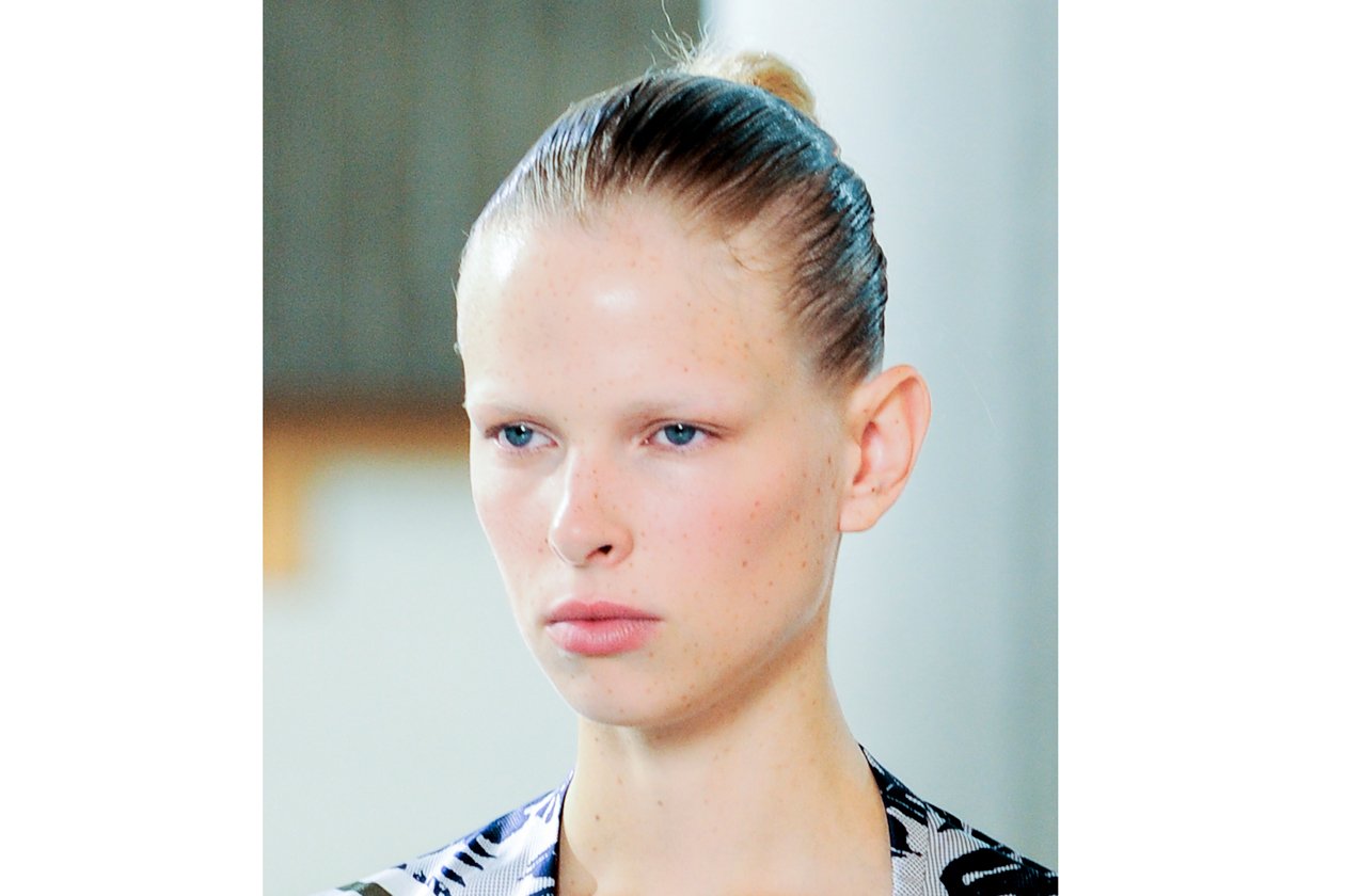 Capelli raccolti: top knot con effetto sleek