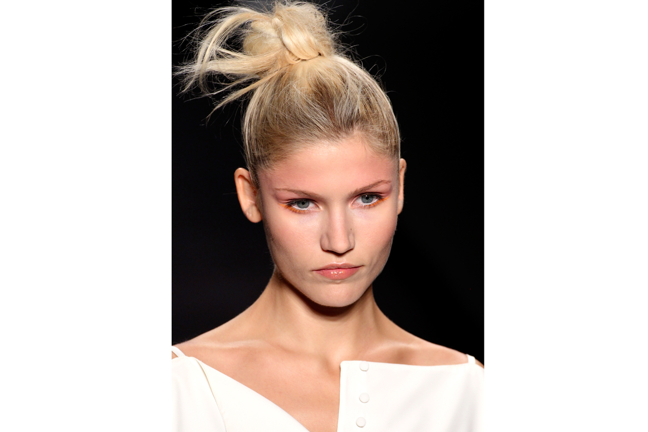 Capelli raccolti: top knot ribelle