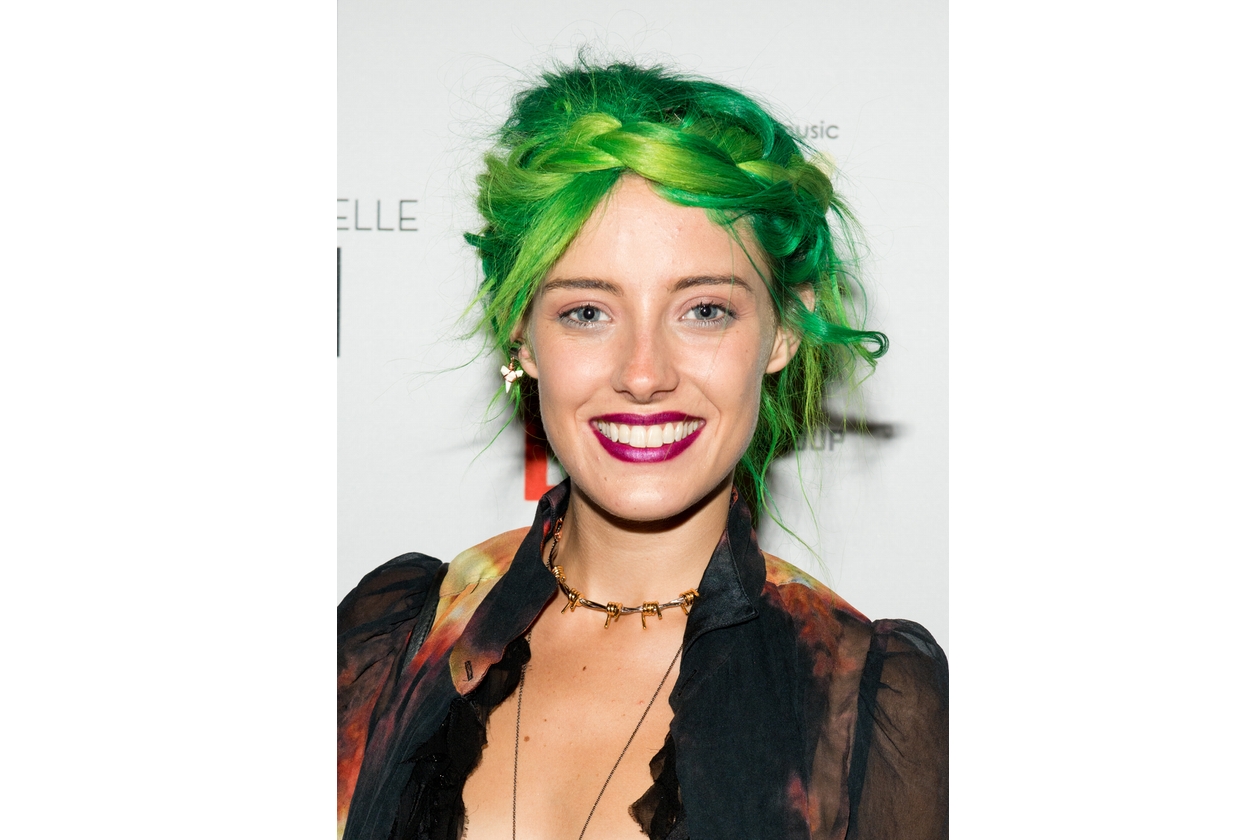 Capelli verdi delle star: acconciatura boho chic per Chloe Norgaard