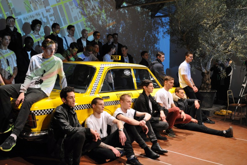 Durante le prove del finale: al centro, un taxi newyorchese