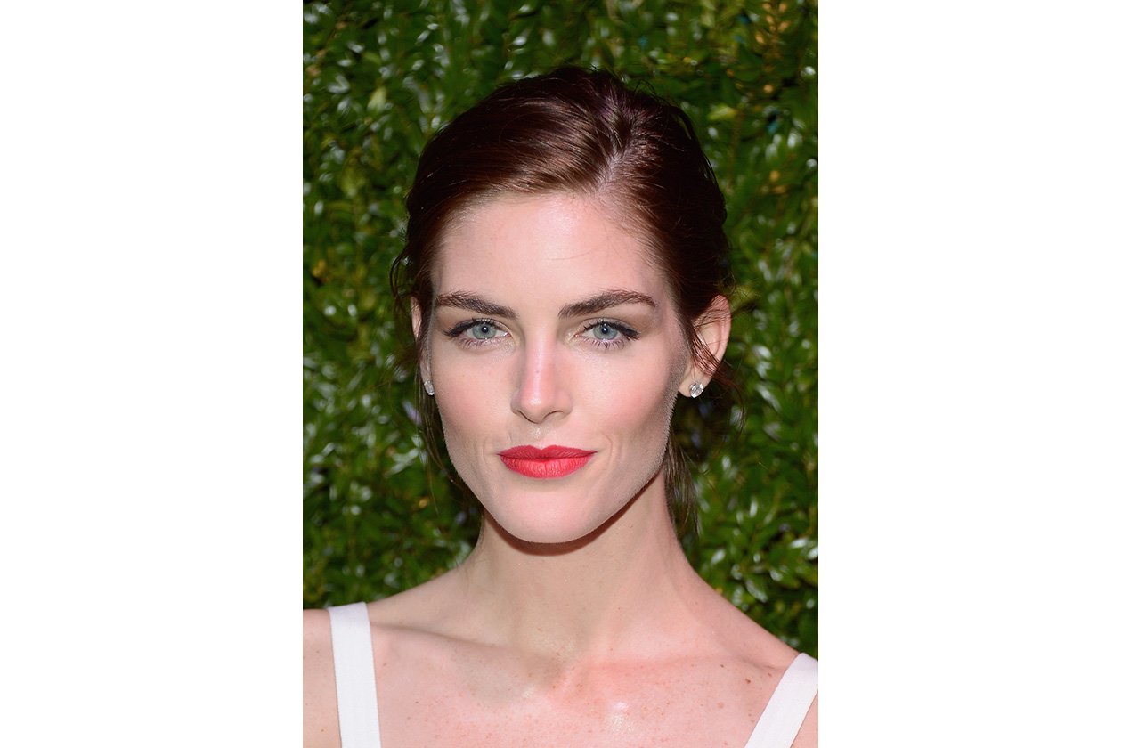 Hilary Rhoda beauty look: bocca in risalto con il rossetto