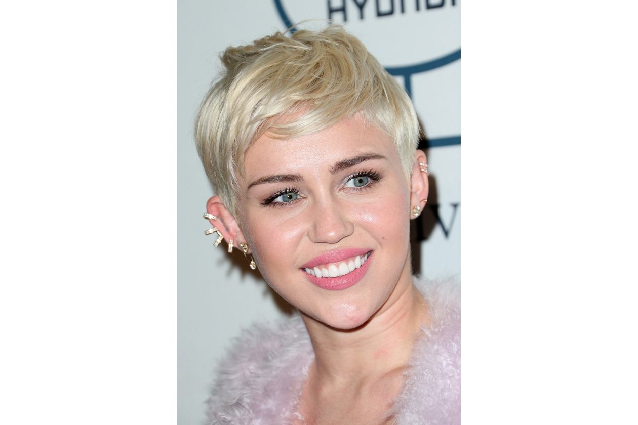 Miley Cyrus get the glowy beauty look