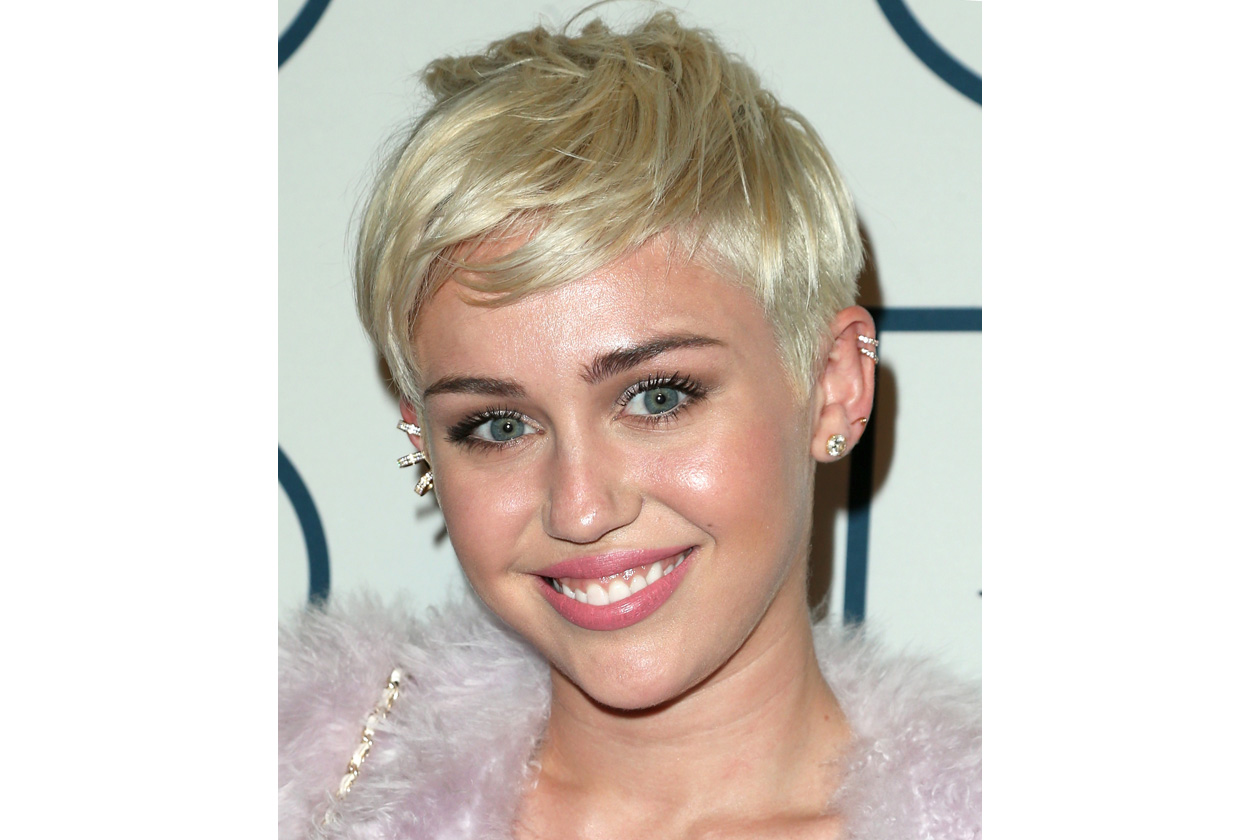 Miley Cyrus get the glowy beauty look