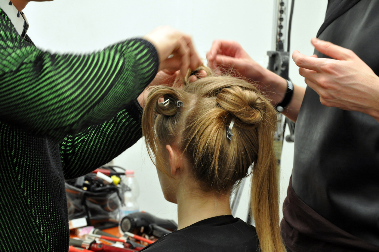 Backstage sfilata Moschino: capelli raccolti